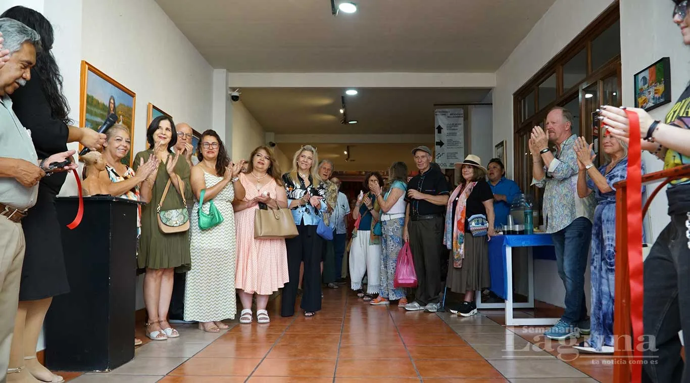 Artistas y público local y foráneo durante la inauguración de la exposición. Foto: María Di Paola.