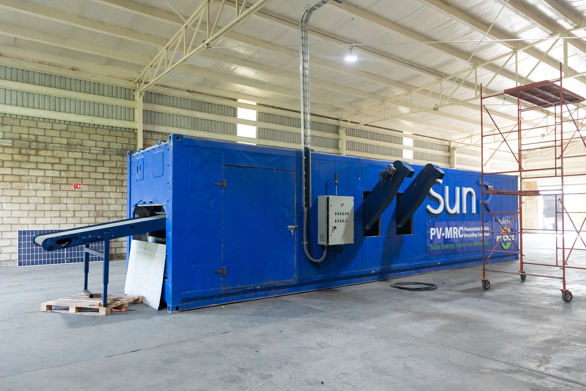 Maquinaría que será usada para el reciclaje de paneles solares. Foto: Cortesía.