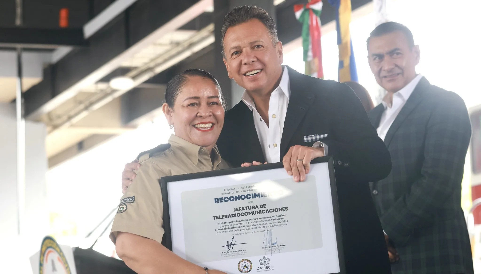 Reconocimiento entregado por el gobernador de Jalisco a una de las integrantes de Protección Civil y Bomberos. Foto: Cortesía.