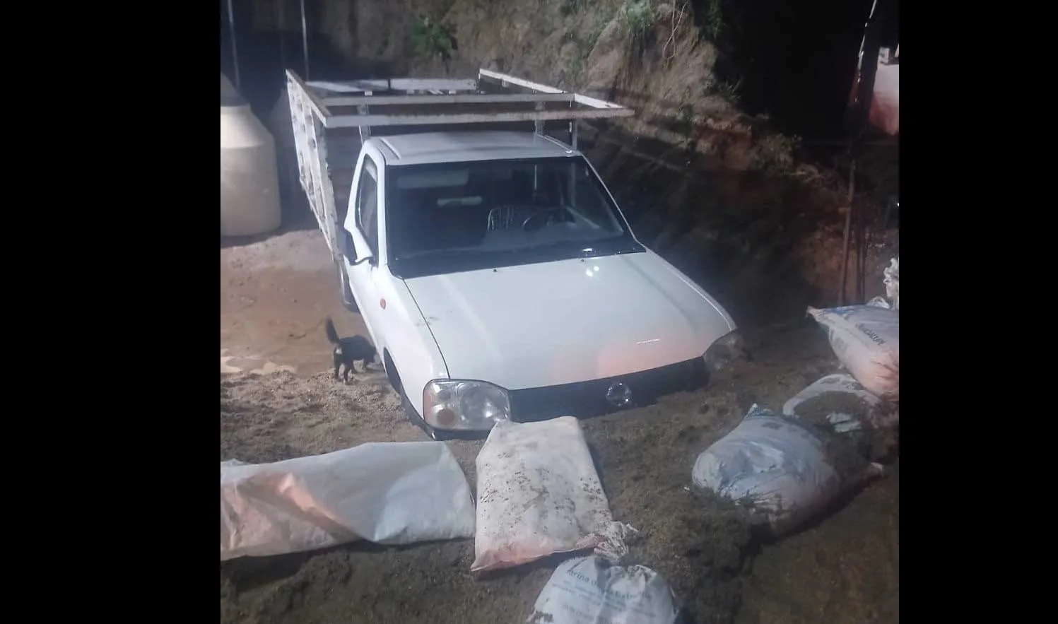 Camioneta afectada por la lluvia en Cihuatlán. Foto: Cortesía.