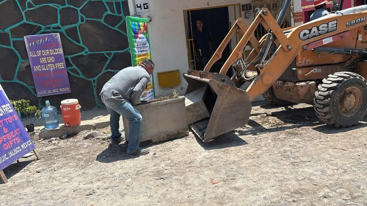 Macetas de concreto utilizadas para delimitar un espacio de la vía pública destinado como área de comedor. Foto: Cortesía.