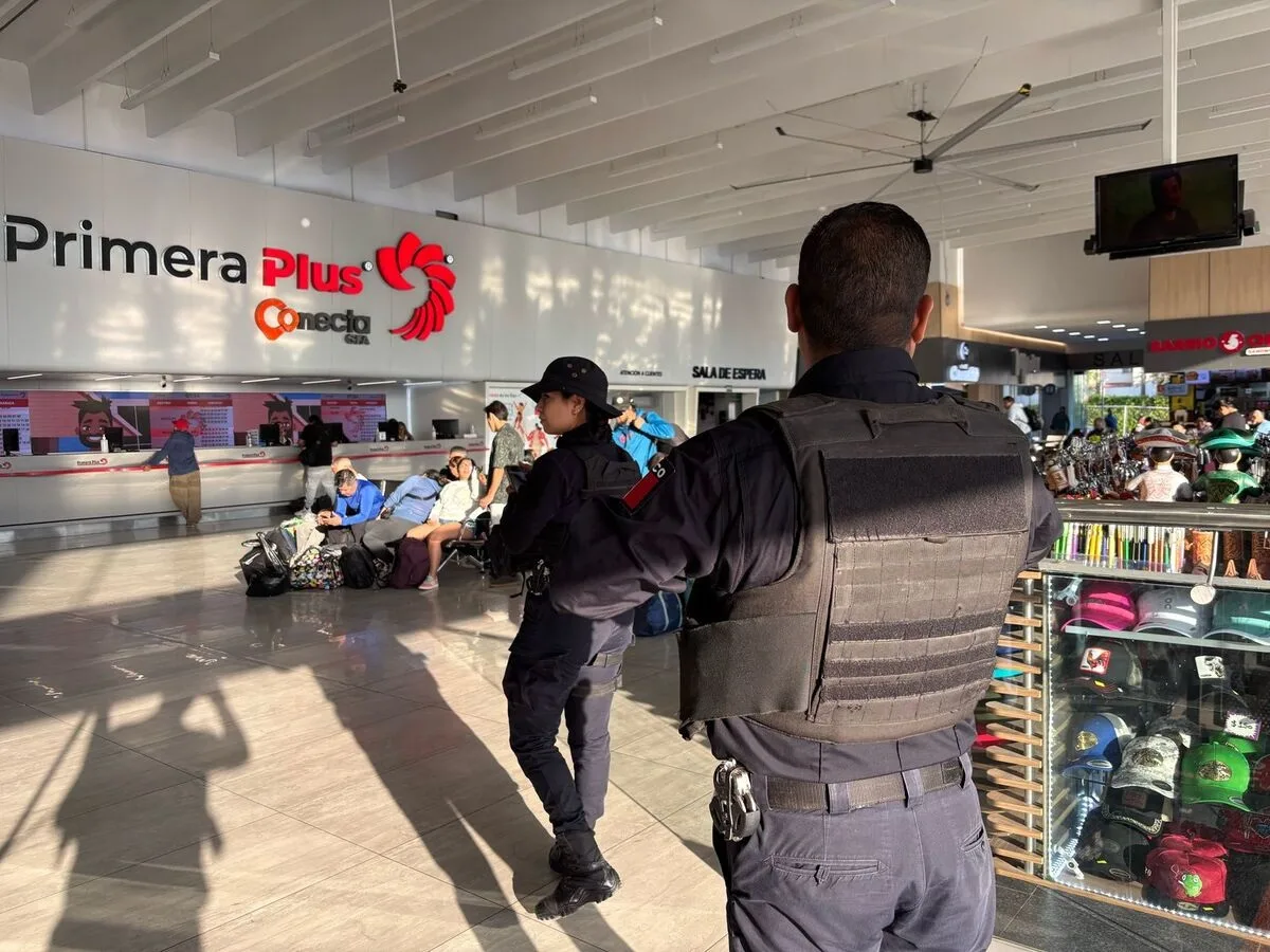 Interior de la Nueva Central Camionera durante uno de los operativos de vigilancia policial. Foto: Cortesía.