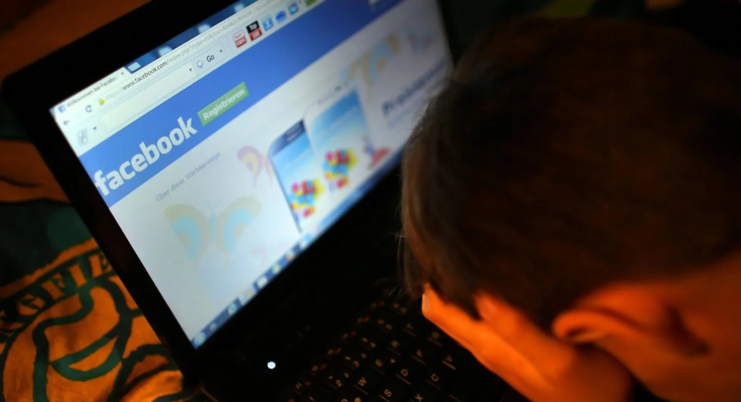 Menor de edad utilizando redes sociales. Foto: Cortesía.