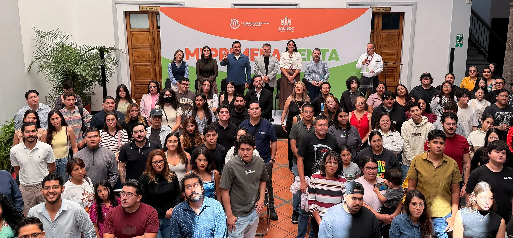 Beneficiarios y autoridades de Jalisco durante la entrega del apoyo. Foto: Cortesía.