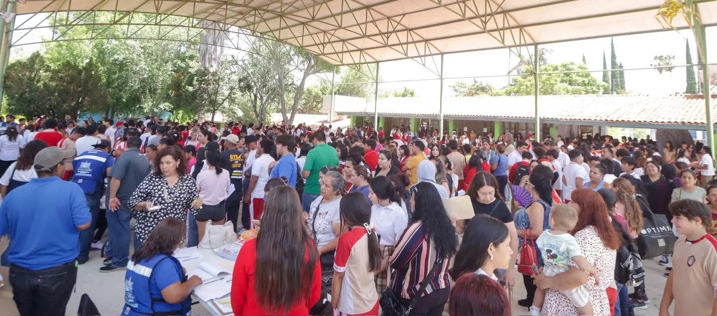 Padres de familia participan en la entrega de un programa social en un plantel escolar de Chapala. Foto: Cortesía.
