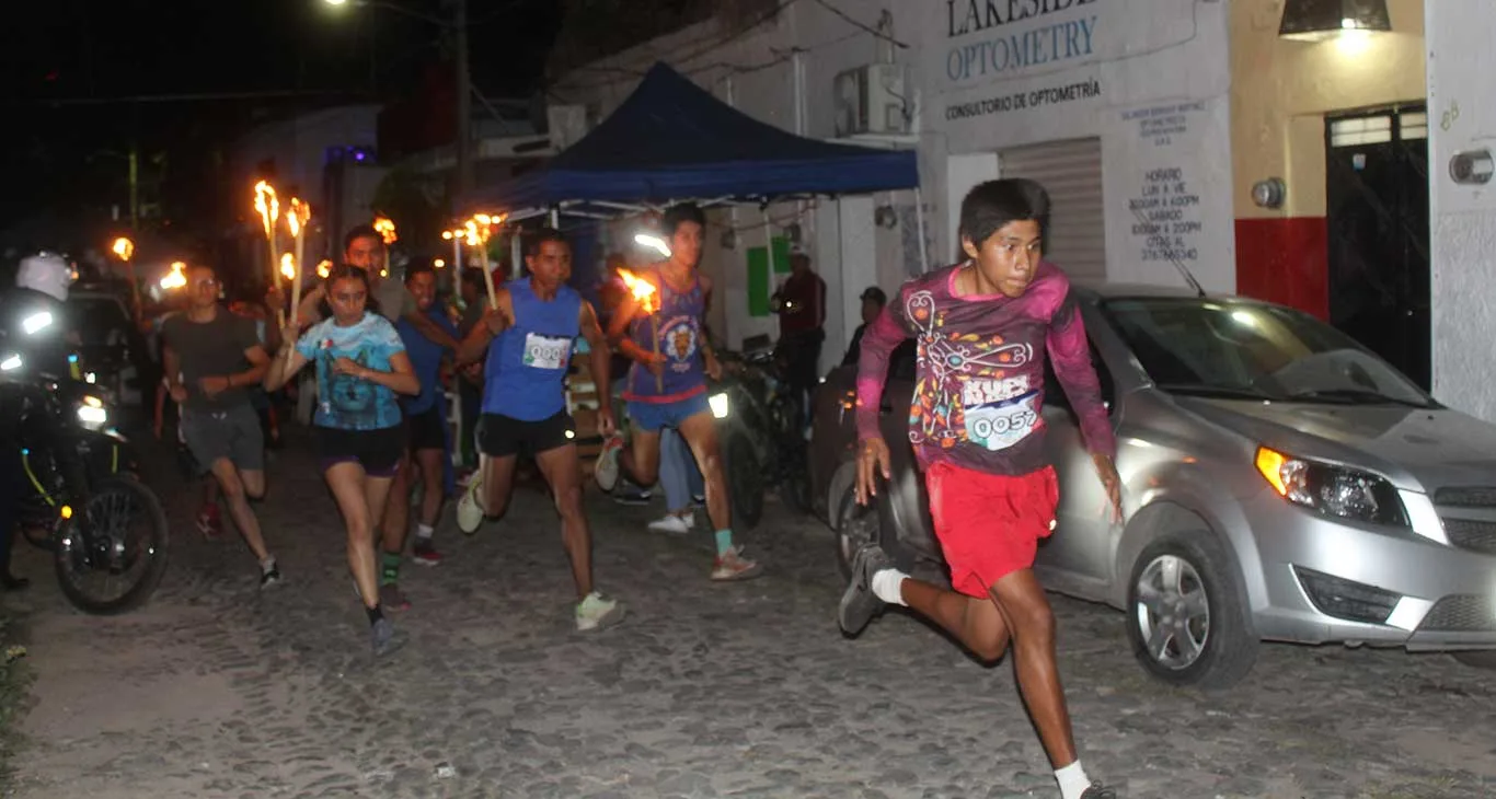 Una de las carreras de Festejos Patrios realizadas hace algunos años por las calles del Pueblo Mágico de Ajijic. Foto: Sofía Medeles.