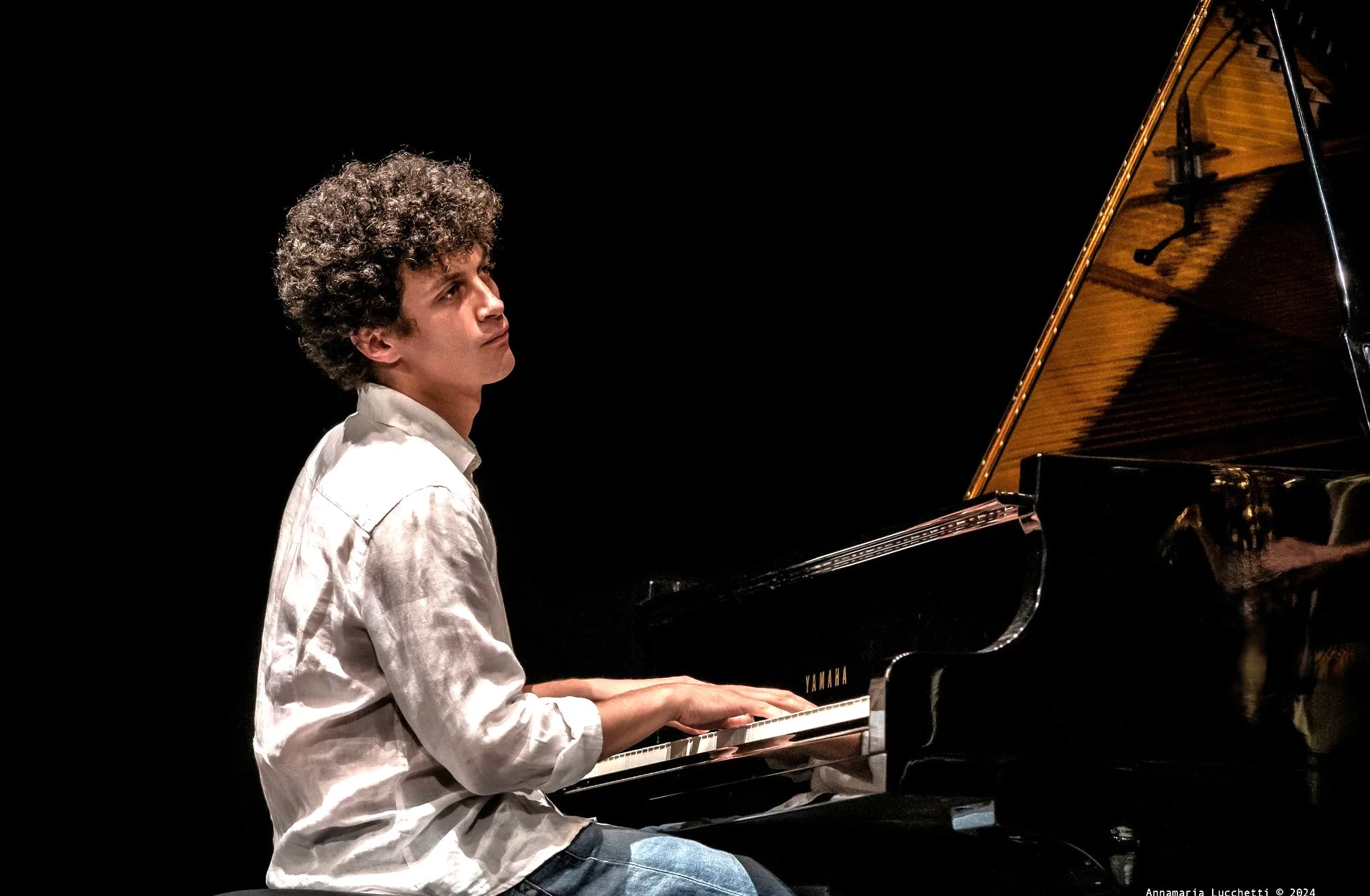 Guglielmo Santimone está tocando el piano. Foto: Rezzonante