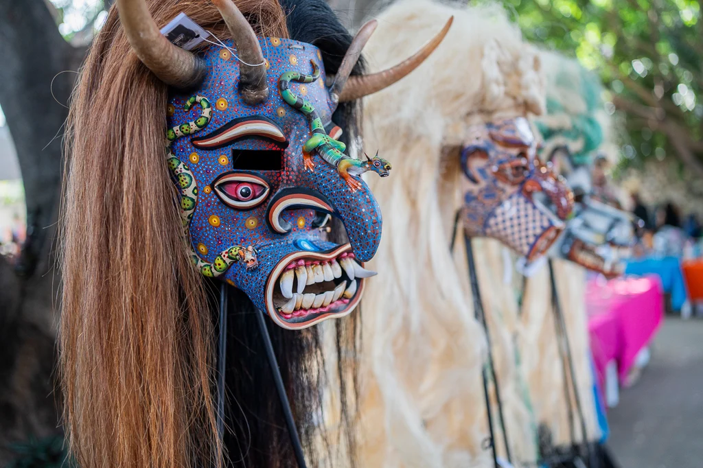 Máscaras exhibidas en la Feria Maestros del Arte. Foto: Alicia Knox.