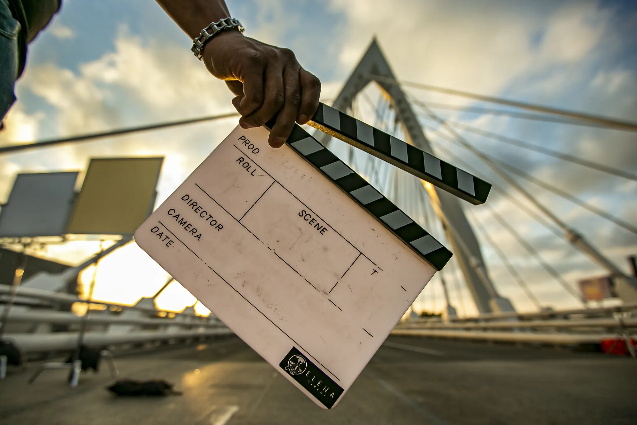 Claqueta usada en una filmación sobre el puente Matute Remus en Guadalajara. Foto: Cortesía.