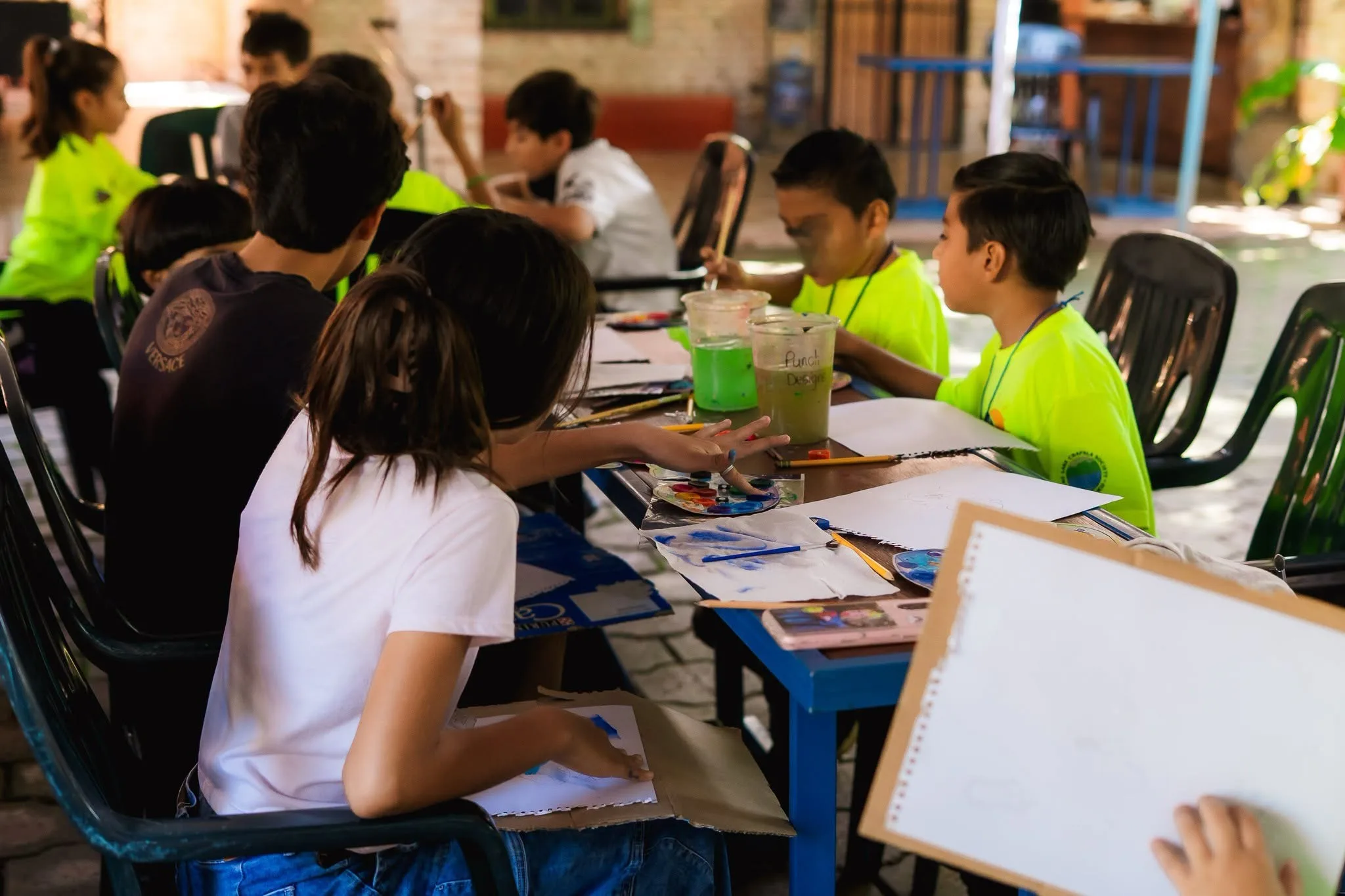 Niños concentrados en el Campamento de Arte de Verano de LCS. Foto: LCS.