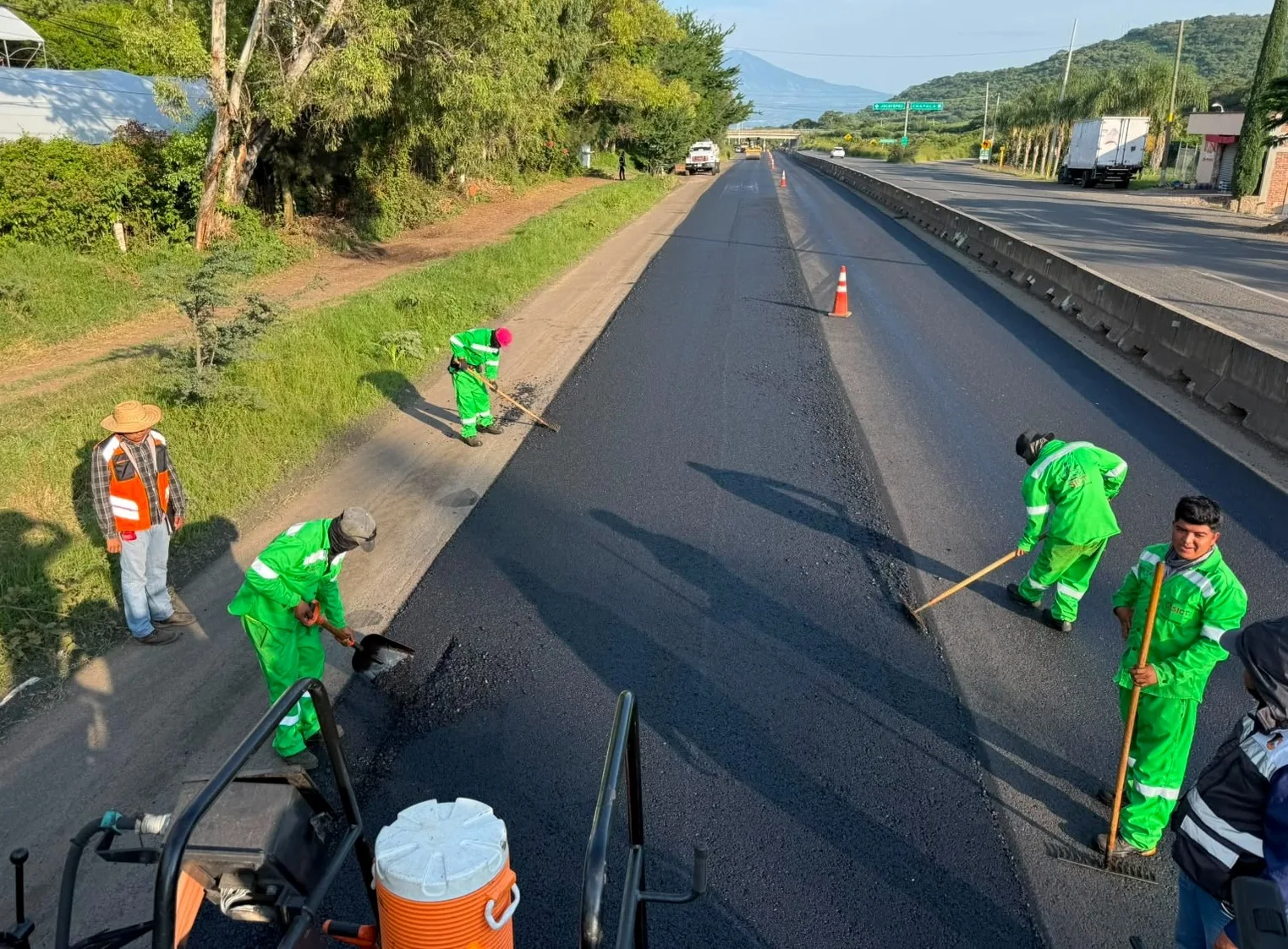 Trabajos de mantenimiento carretero en Jocotepec. Foto: SICT.