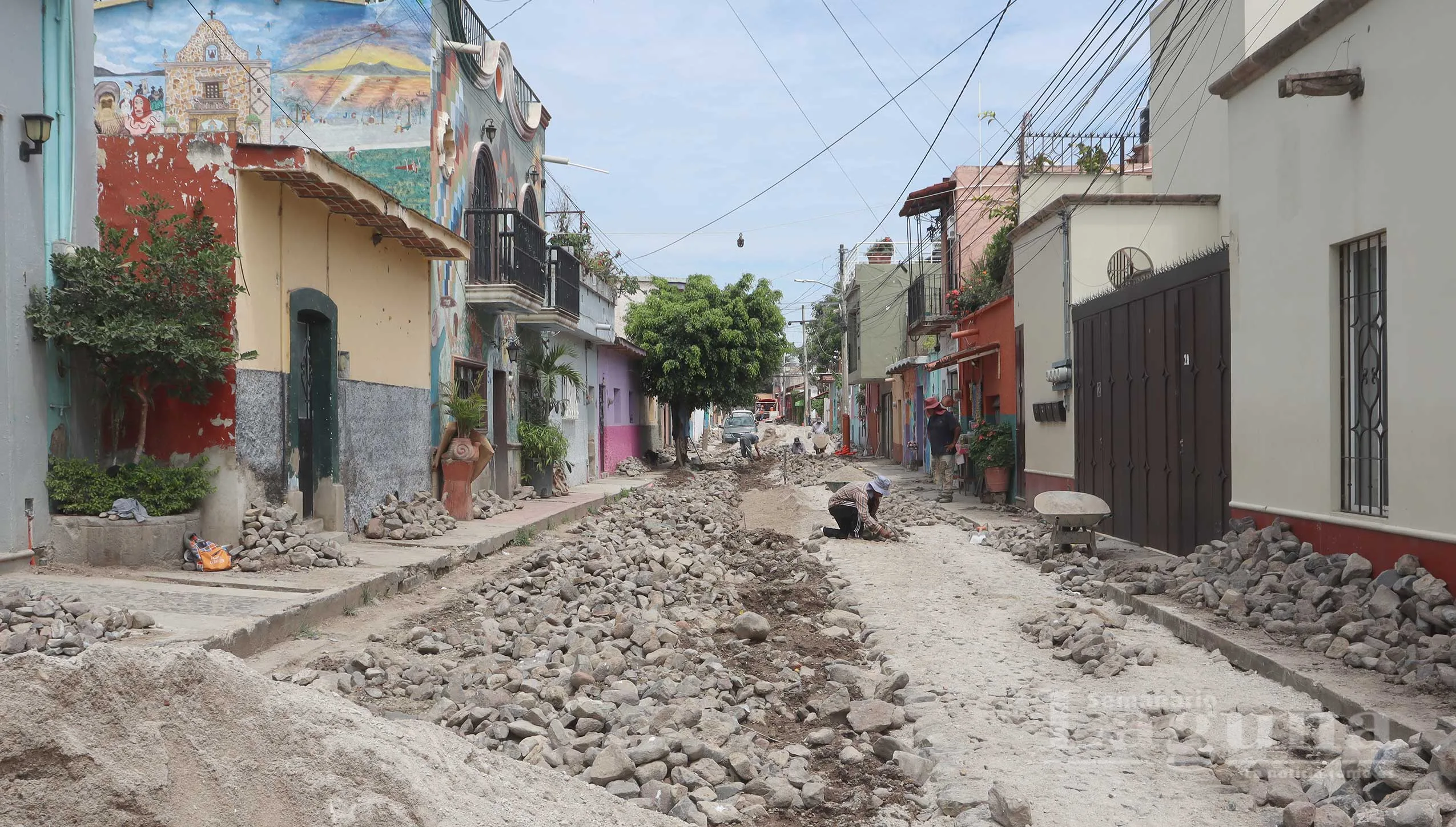 Trabajos de empedrado en la calle Zaragoza, en Ajijic. Foto: Sofía Medeles.
