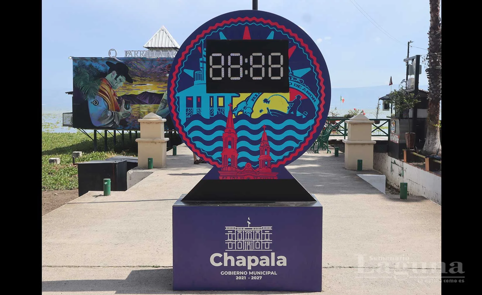 Reloj mundialista en el muelle del malecón de Ajijic. Foto: Sofía Medeles.