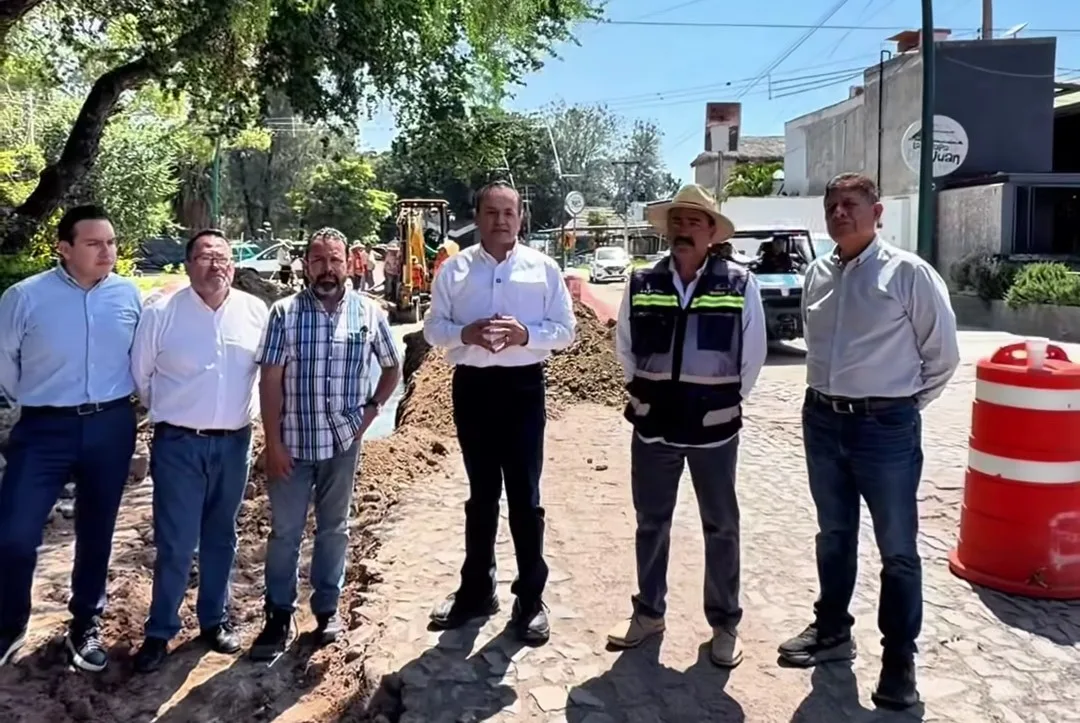 Autoridades municipales, encabezadas por el alcalde de Chapala, realizaron un recorrido por la obra en construcción. Foto: Captura de pantalla.