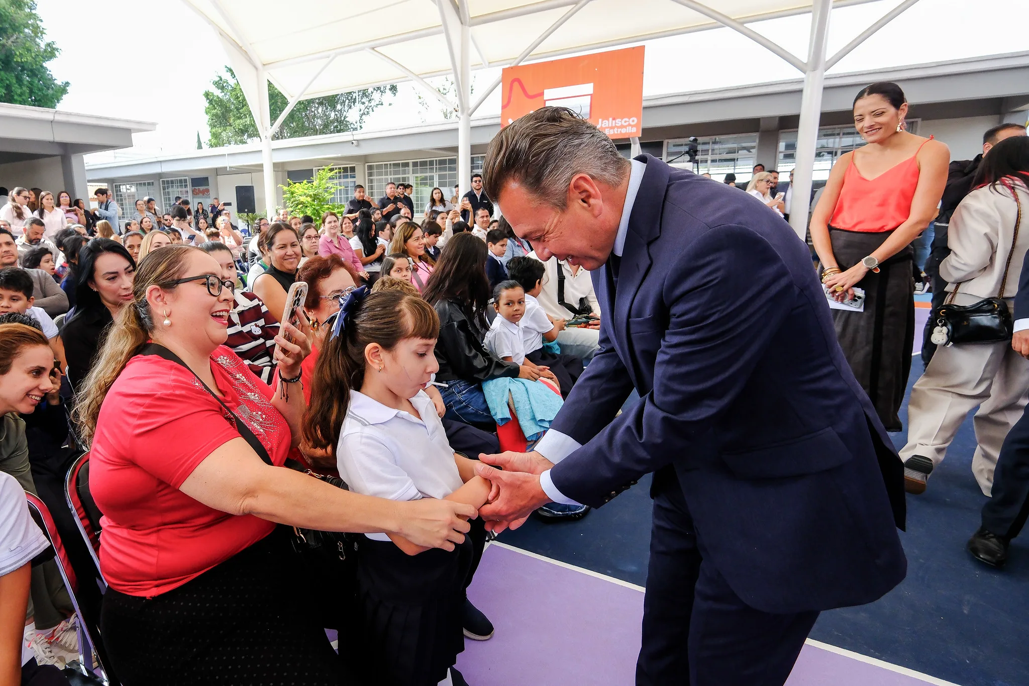 El gobernador de Jalisco estuvo en uno de los planteles en el arranque del ciclo escolar. Foto: Cortesía.