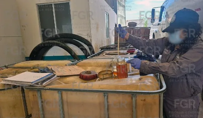 Personal de la FGR inspecciona el material asegurado en un inmueble de Poncitlán. Foto: Cortesía.