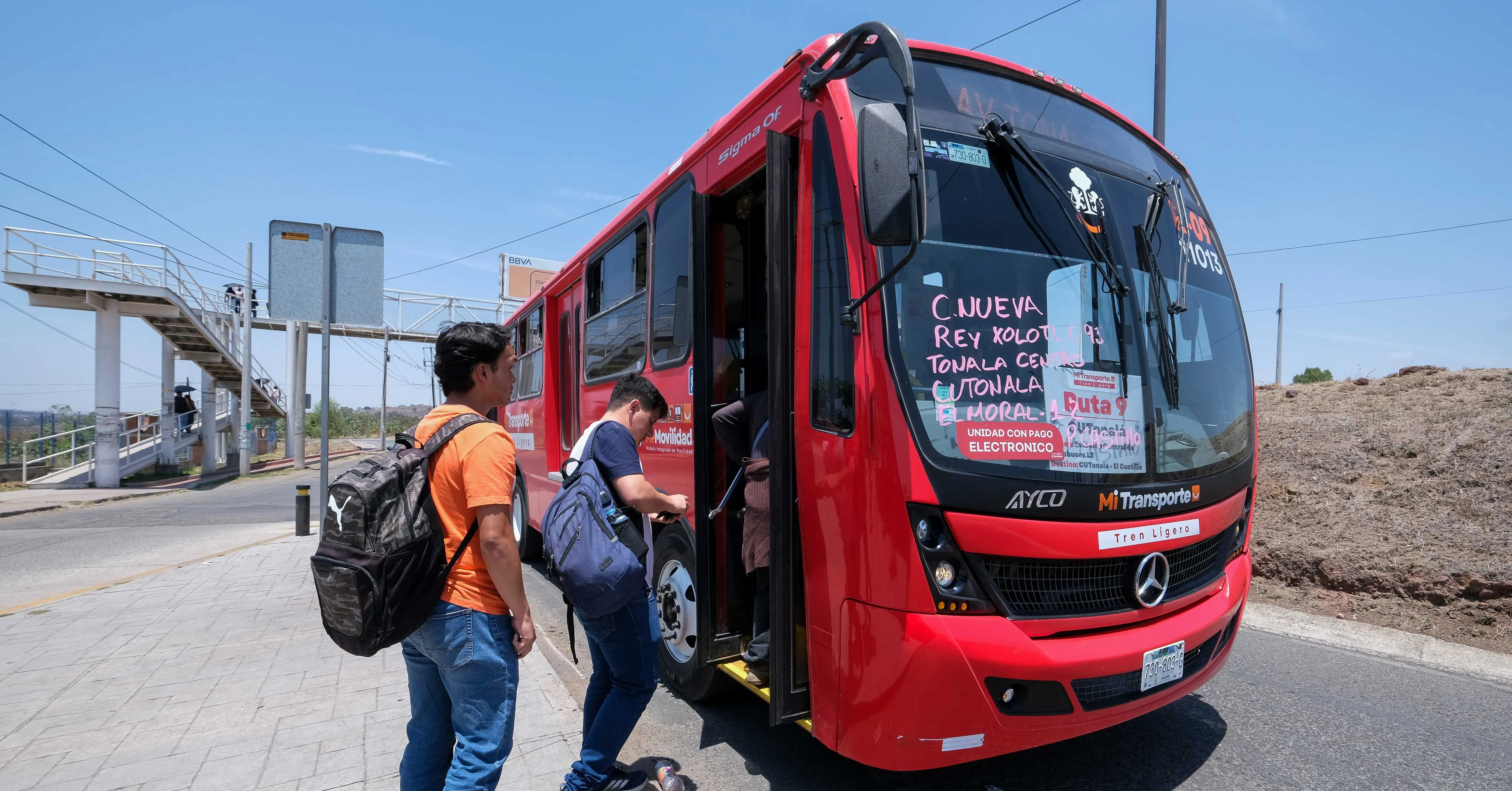 En el Área Metropolitana de Guadalajara se realizan diariamente poco más de 3 millones de viajes en transporte público. En la imagen, personas abordan una unidad. Foto: Gobierno de Jalisco.