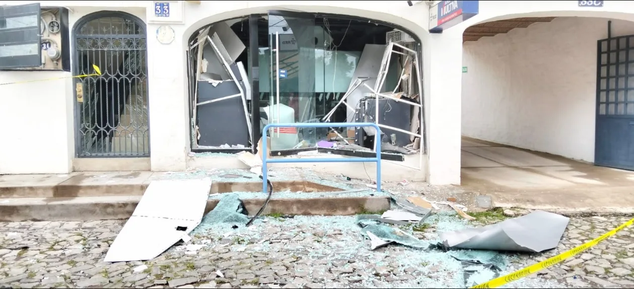 Exterior del área de cajeros automáticos de Multiva en Ajijic, tras los daños ocasionados por el robo. Foto: Armando Esquivel.