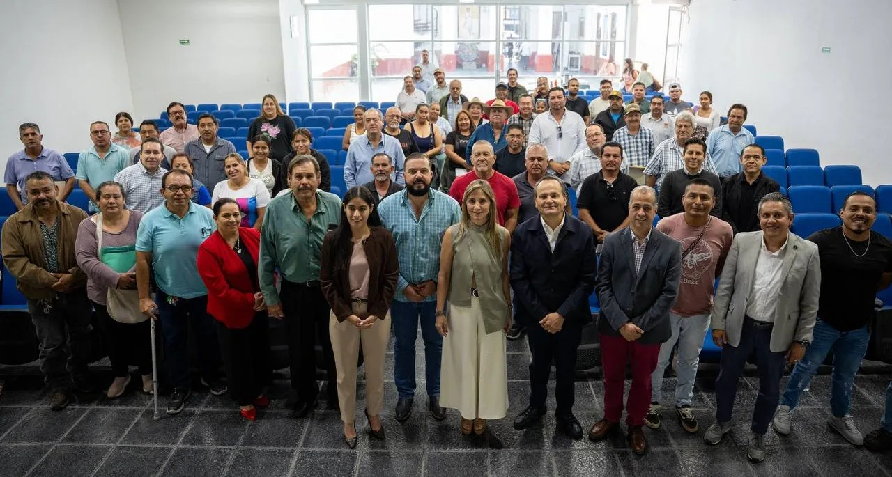 Operadores de taxi, funcionarios y ciudadanos participaron en el encuentro realizado en el Centro Cultural Antigua Presidencia. Foto: Cortesía.