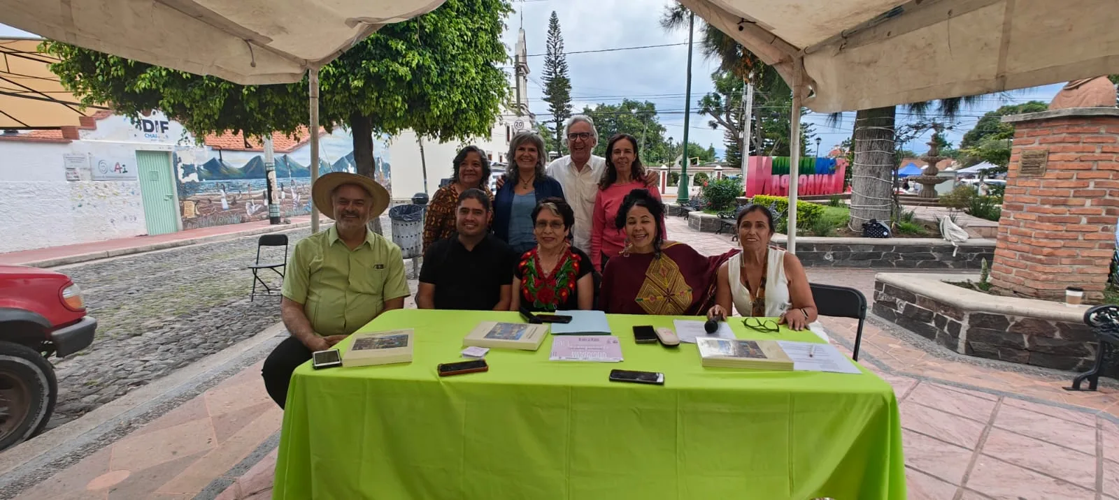 Integrantes del Museo Comunitario de San Antonio Tlayacapan durante la presentación del tianguis “Tianguitzli”. Foto: Roberto Sevilla.