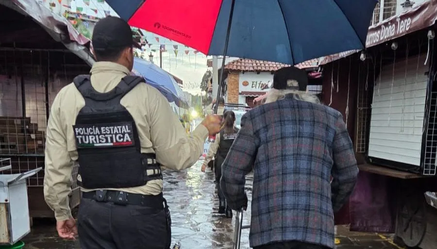 El hombre de la tercera edad fue auxiliado por elementos de la Policía Estatal Turística. Foto: Cortesía.