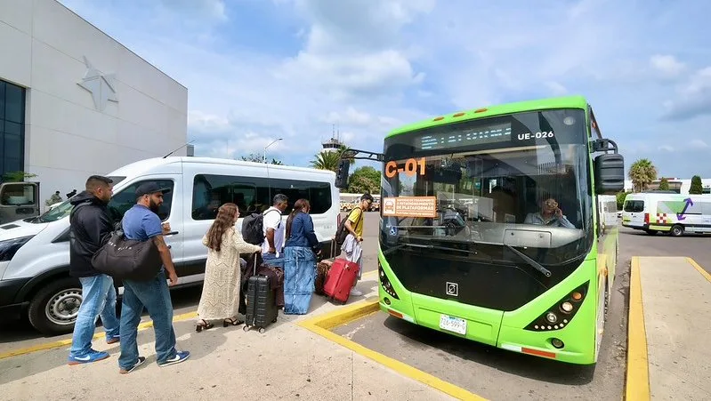 Unidad de traslado para usuarios del aeropuerto que llegan mediante servicios de taxi por plataforma digital. Foto: Cortesía.