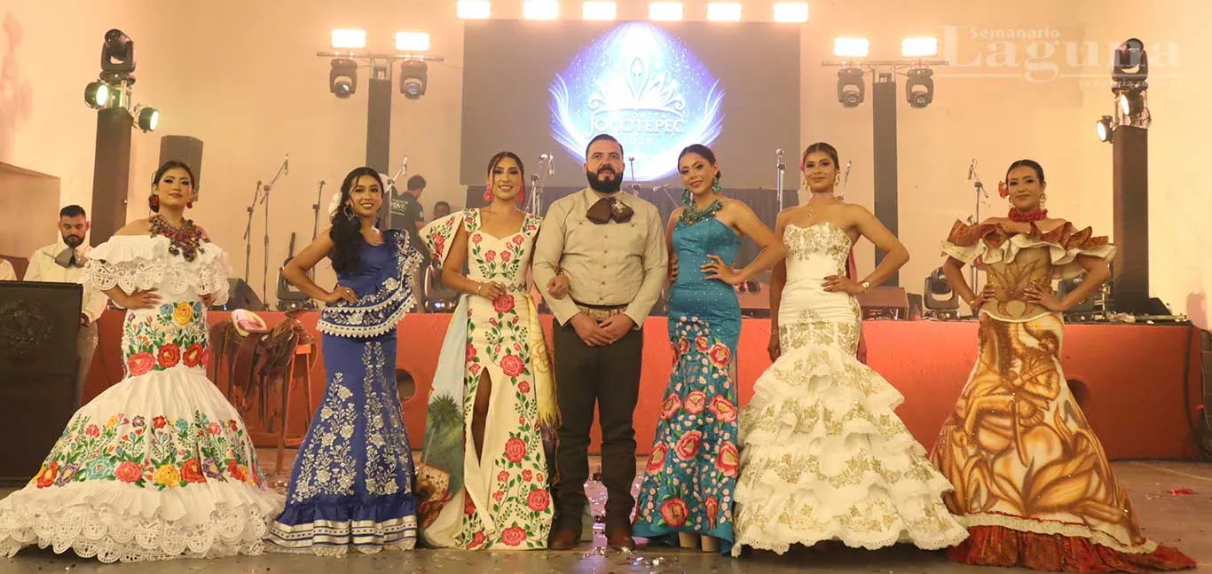 El alcalde  Hugo David García Vargas y la presidenta del DIF Jocotepec, Viridiana Naranjo Naranjo, con las candidatas a Reina de Fiestas Patrias. Foto: D. Arturo Ortega.