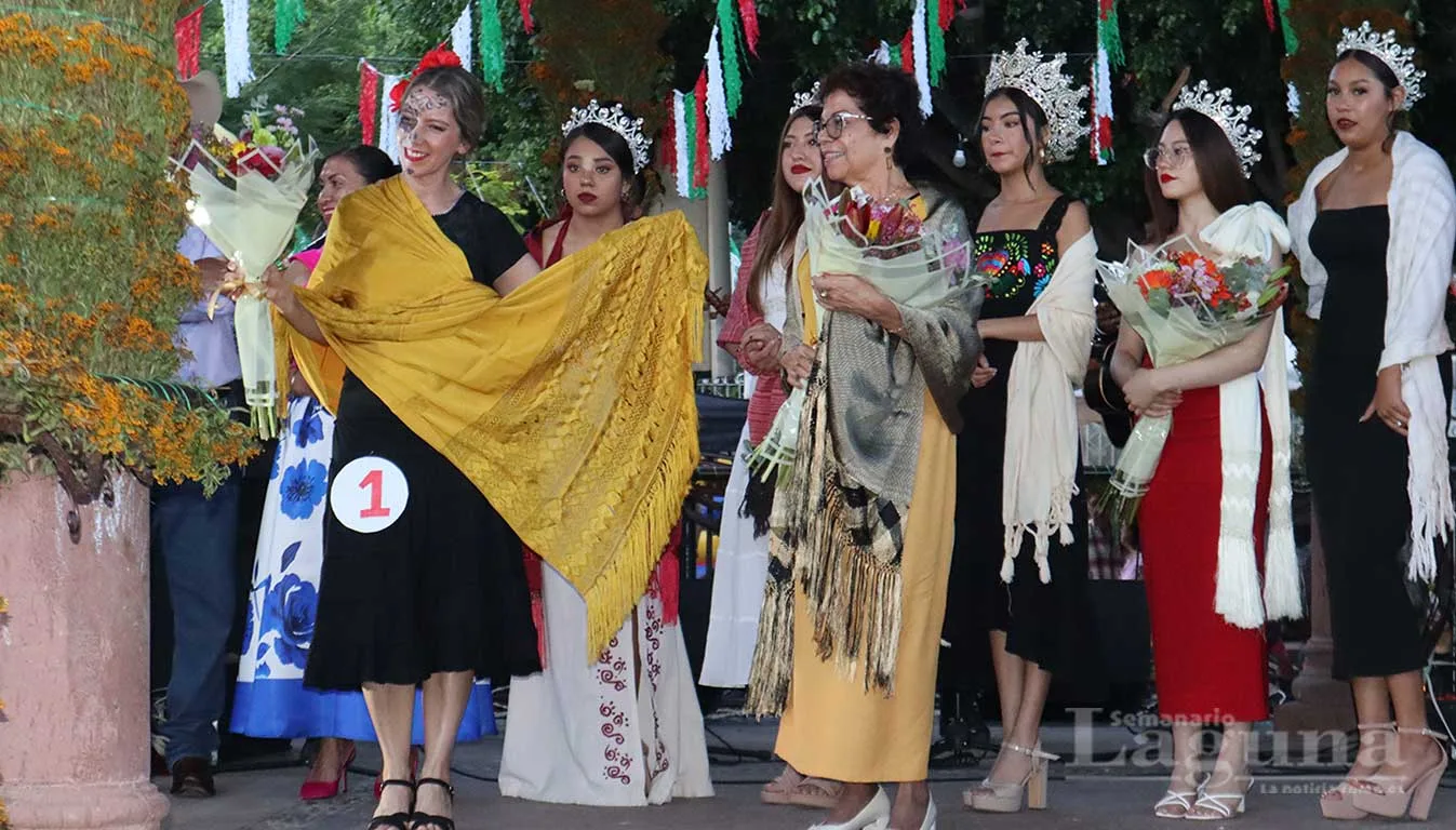 Edición 2025 del Festival de Usos y Costumbres del Rebozo en la plaza principal. Foto: Sofía Medeles.