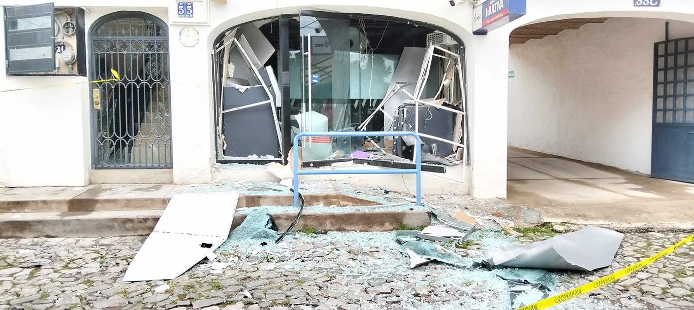 Exterior de Multiva Ajijic con daños tras el robo. Foto: Armando Esquivel.