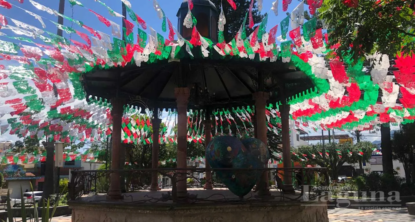 Decoración alusiva a las Fiestas Patrias en la plaza principal de Ajijic. Foto: Sofía Medeles.