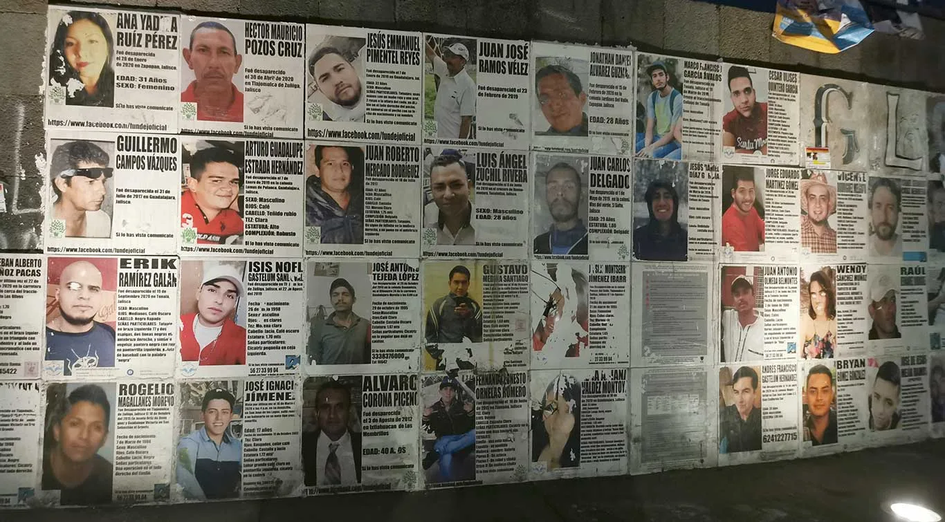 Cárteles de personas desaparecidas sobre una pared. Foto: Cortesía.
