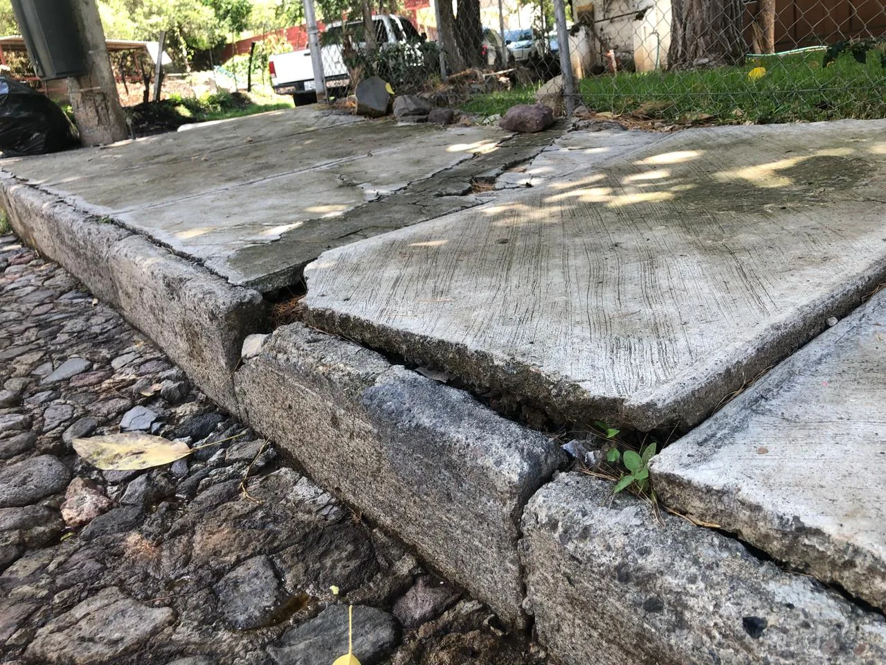 Banqueta en mal estado en la zona centro de Ajijic. Foto: Sofía Medeles.