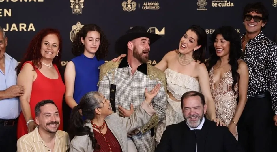 Horacio Alcalá (sombrero negro) junto al elenco de su más reciente filme. Foto: Cortesía.