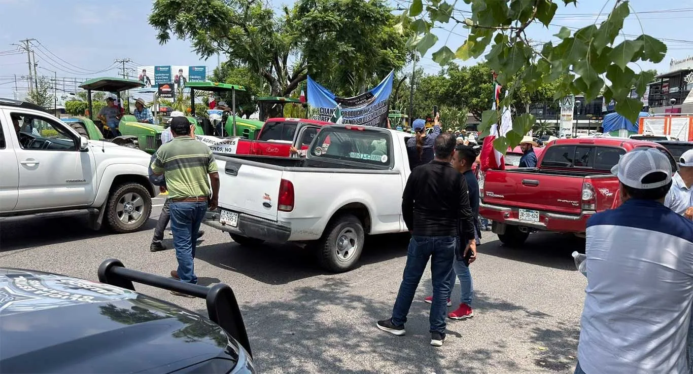 Agricultores afuera de la SADER Jalisco luego de su caravana. Foto: Cortesía.