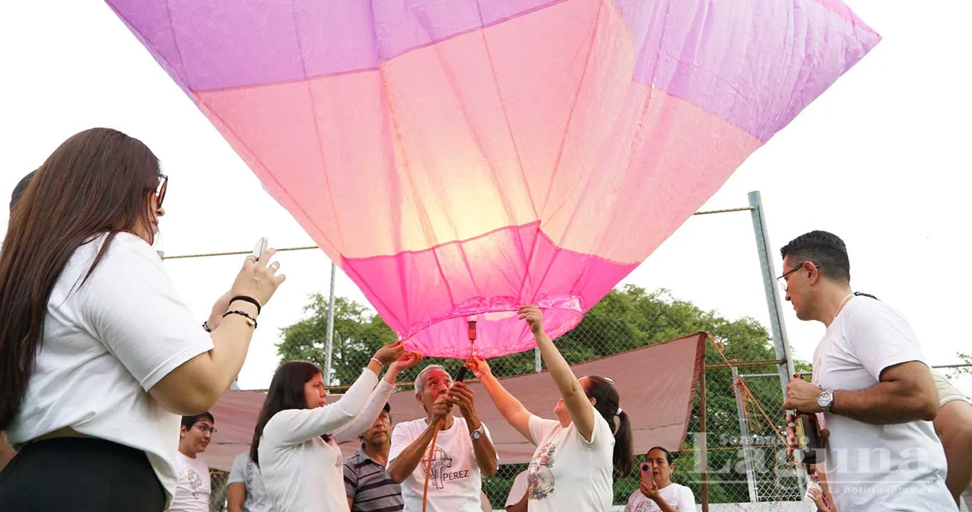 Lanzamiento de uno de los globos aerostáticos de la regata de globos Ajijic en su edición 2026. Foto: María Di Paola Blum.
