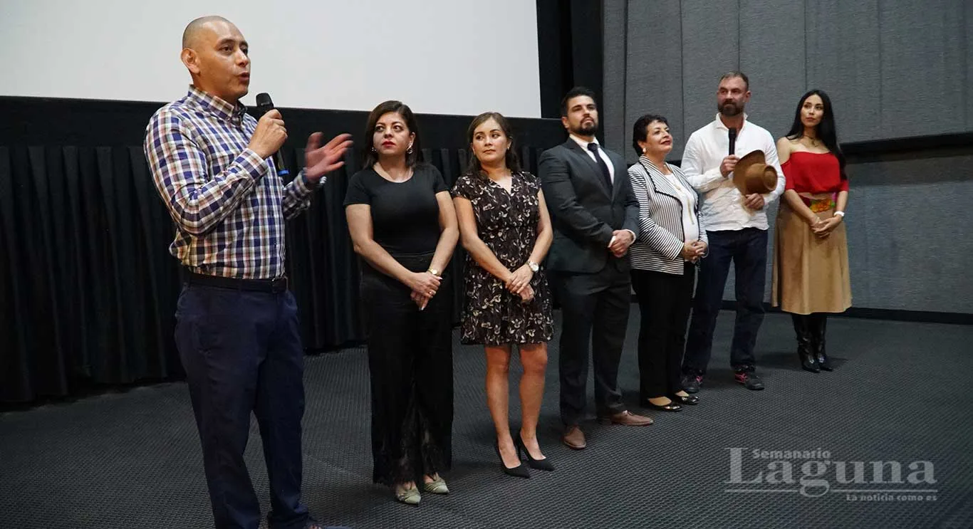 El distribuidor Israel López durante la presentación de la película, en la que destacó la recepción de la cinta y adelantó su recorrido fuera de México. Foto: María Di Paola Blum.