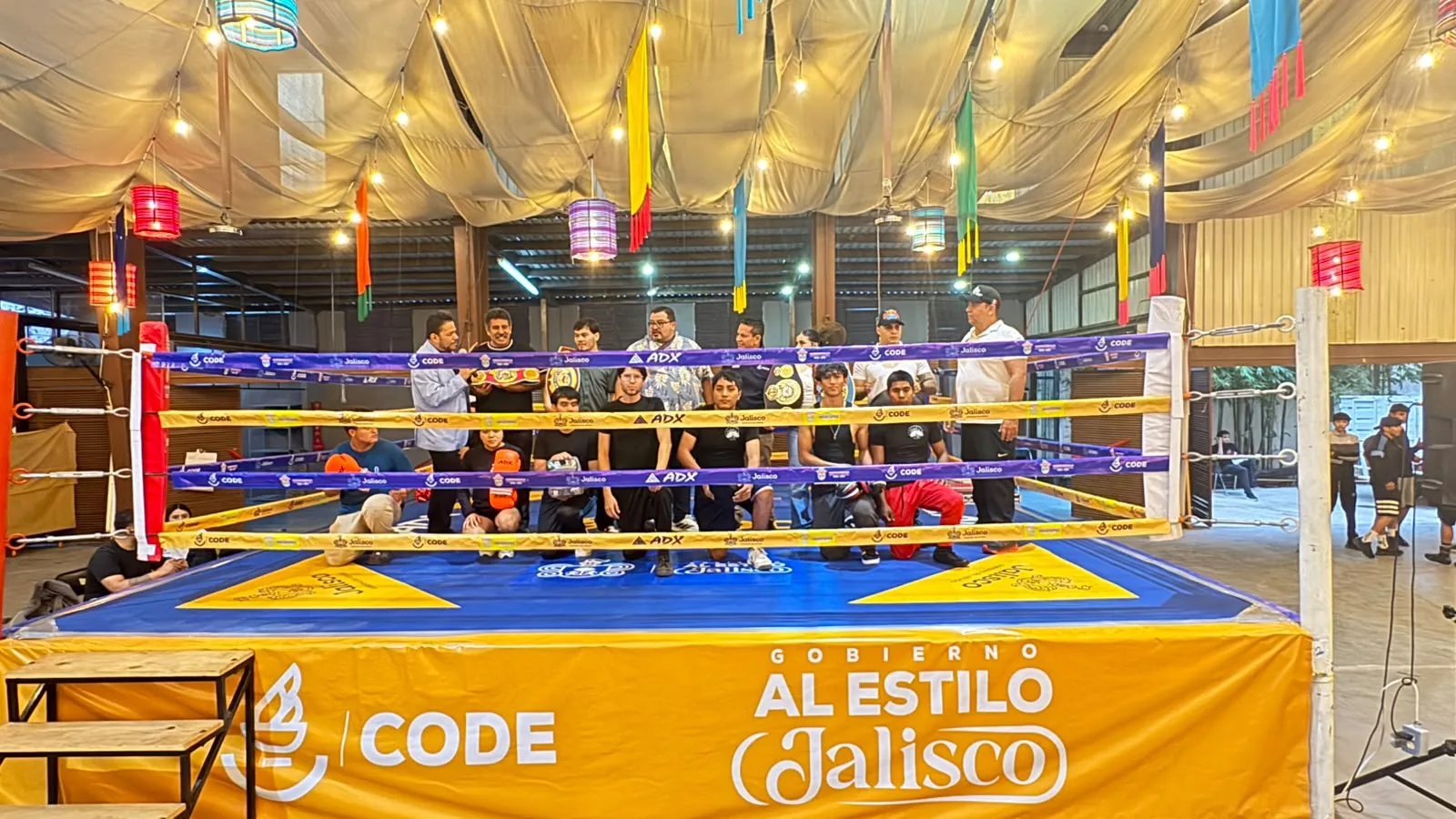 Alumnos y entrenadores de la nueva academia de boxeo en Jocotepec. Foto: Cortesía.