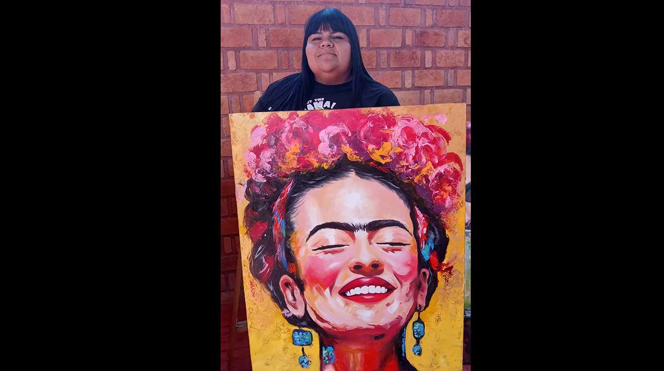 Perla De Anda y su pintura "Freda". Foto: Artistas del Lago de Chapala