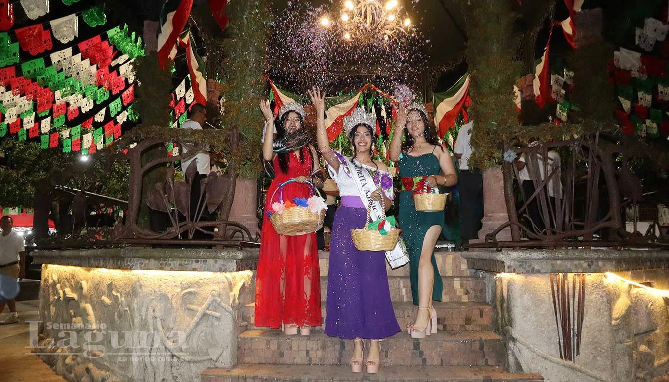 Reina, virreina y princesa de Fiestas Patrias de Ajijic durante el Convite de Flores. De izquierda a derecha: la virreina Ana Jocelyn, la reina Karol Mayte y la princesa América.