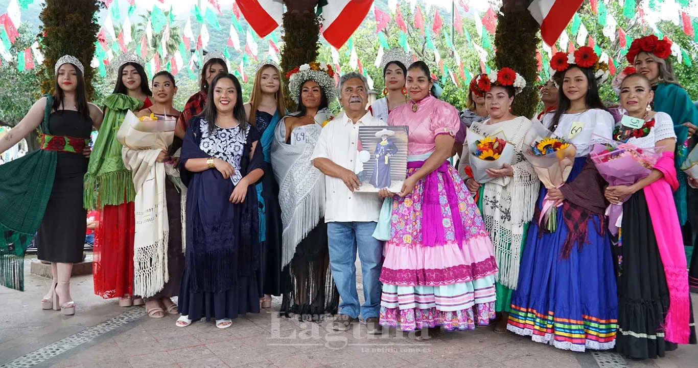 Reinas del rebozo, participantes, autoridades y organizadores junto a la fotografía de Talea Kleine. Foto: María Di Paola.