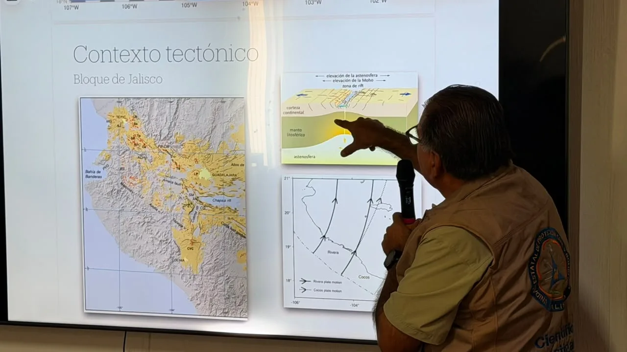Elemento de la UEPCBJ explica el fenómeno geológico. Foto: Gobierno de Jalisco.