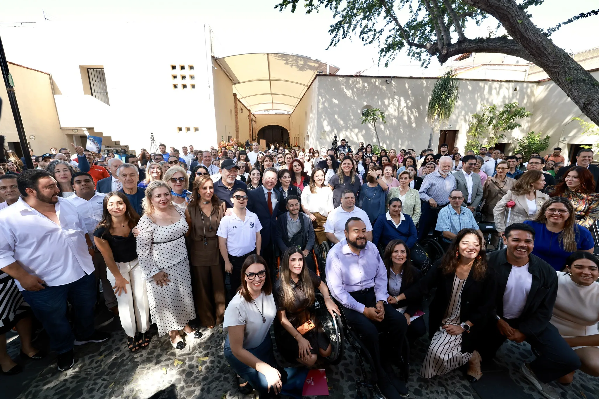 Representantes de asociaciones beneficiarias de apoyos estatales. Foto: Gobierno de Jalisco.