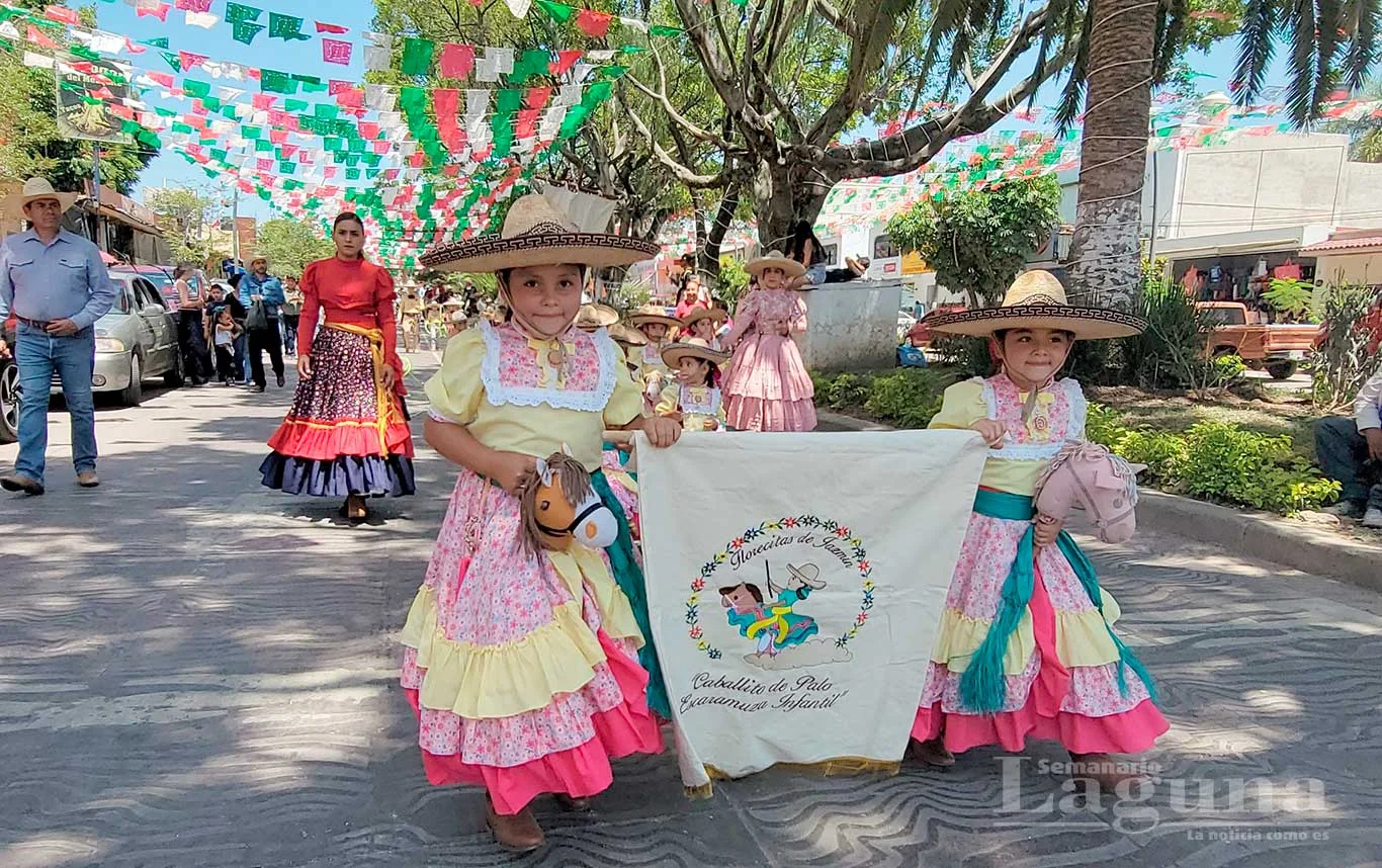La escaramuza Caballito de Palo encabezó el contingente de charros durante la celebración del Día del Charro. Foto: D. Arturo Ortega.