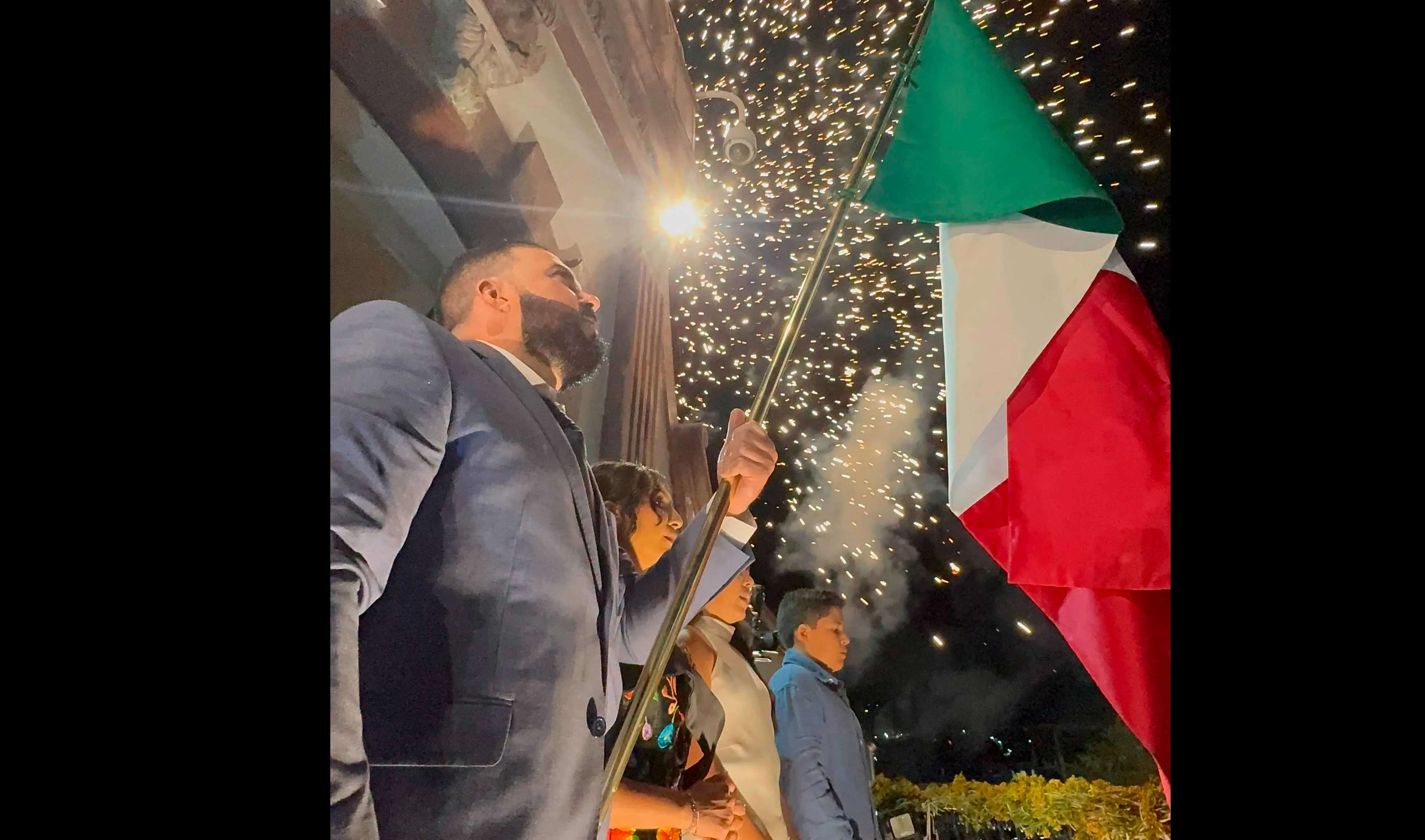 El alcalde de Jocotepec, Hugo David García Vargas, encabezó el Grito de Independencia desde el balcón del Ayuntamiento. Foto: Cortesía.