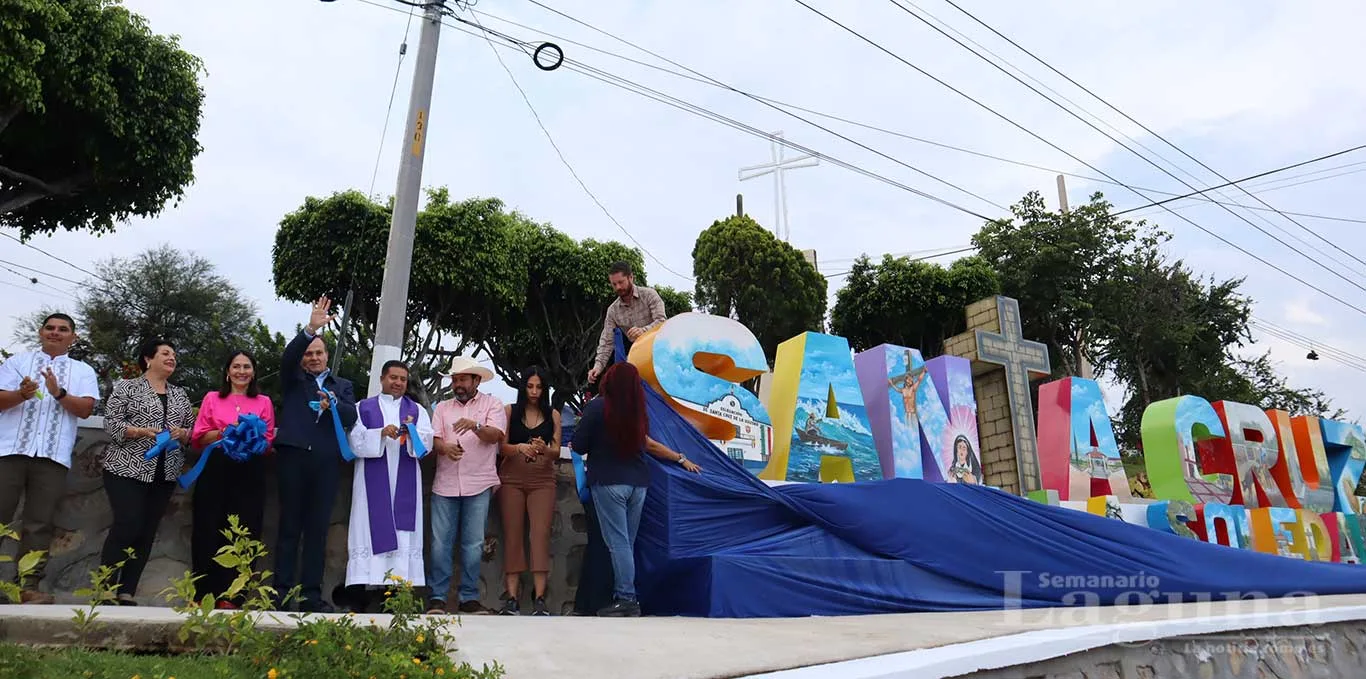 Autoridades municipales durante el corte de listón inaugural del acceso a la delegación de Santa Cruz de la Soledad. Foto: D. Arturo Ortega.