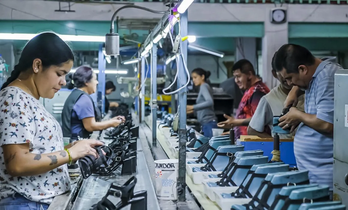 Empleados de una fábrica de calzado durante su jornada laboral. Foto: Cortesía.