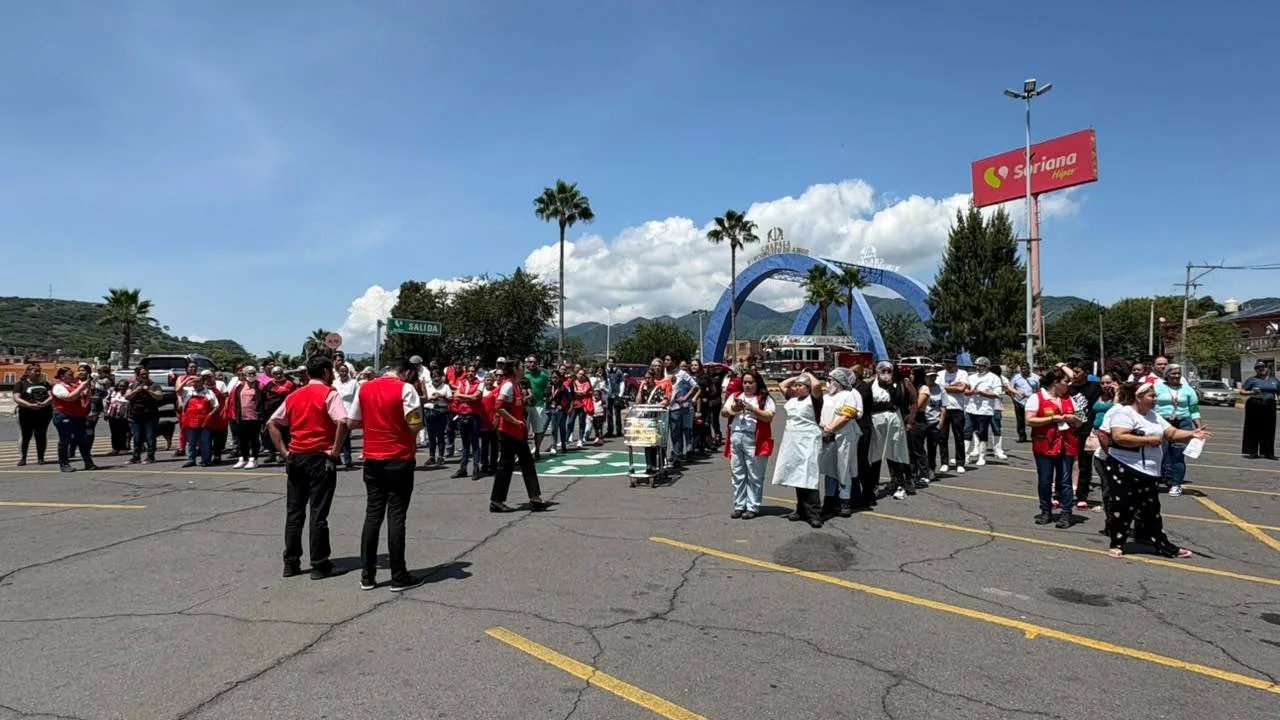Personas evacuadas en el estacionamiento de Soriana en la cabecera municipal de Chapala. Foto: Cortesía.