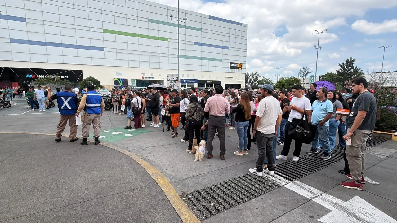 Personas participantes en el Segundo Simulacro Nacional 2026, afuera de una tienda departamental en Guadalajara. Foto: Cortesía.