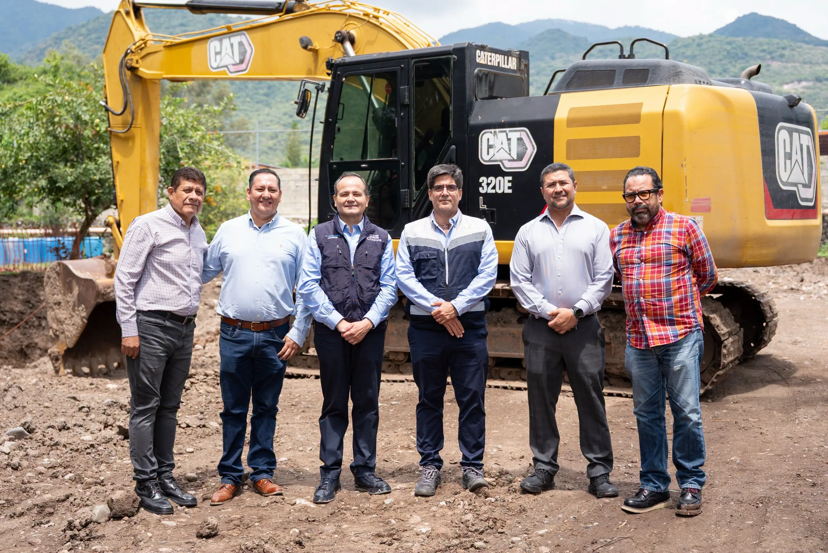 El alcalde de Chapala, Alejandro de Jesús Aguirre Curiel, junto a funcionarios del municipio. Foto: Cortesía.