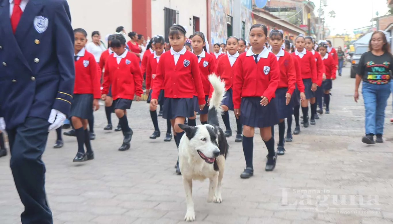 Alumnos de la escuela primaria J. Encarnación Rosas durante el desfile cívico. Foto: Sofía Medeles.